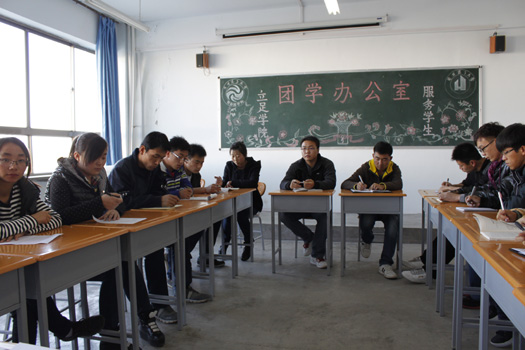 新能源学院召开学生座谈会 新能源学院召开学生座谈会