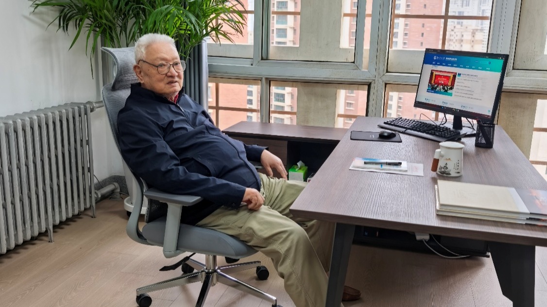 胡文瑞院士莅临能储学院指导工作